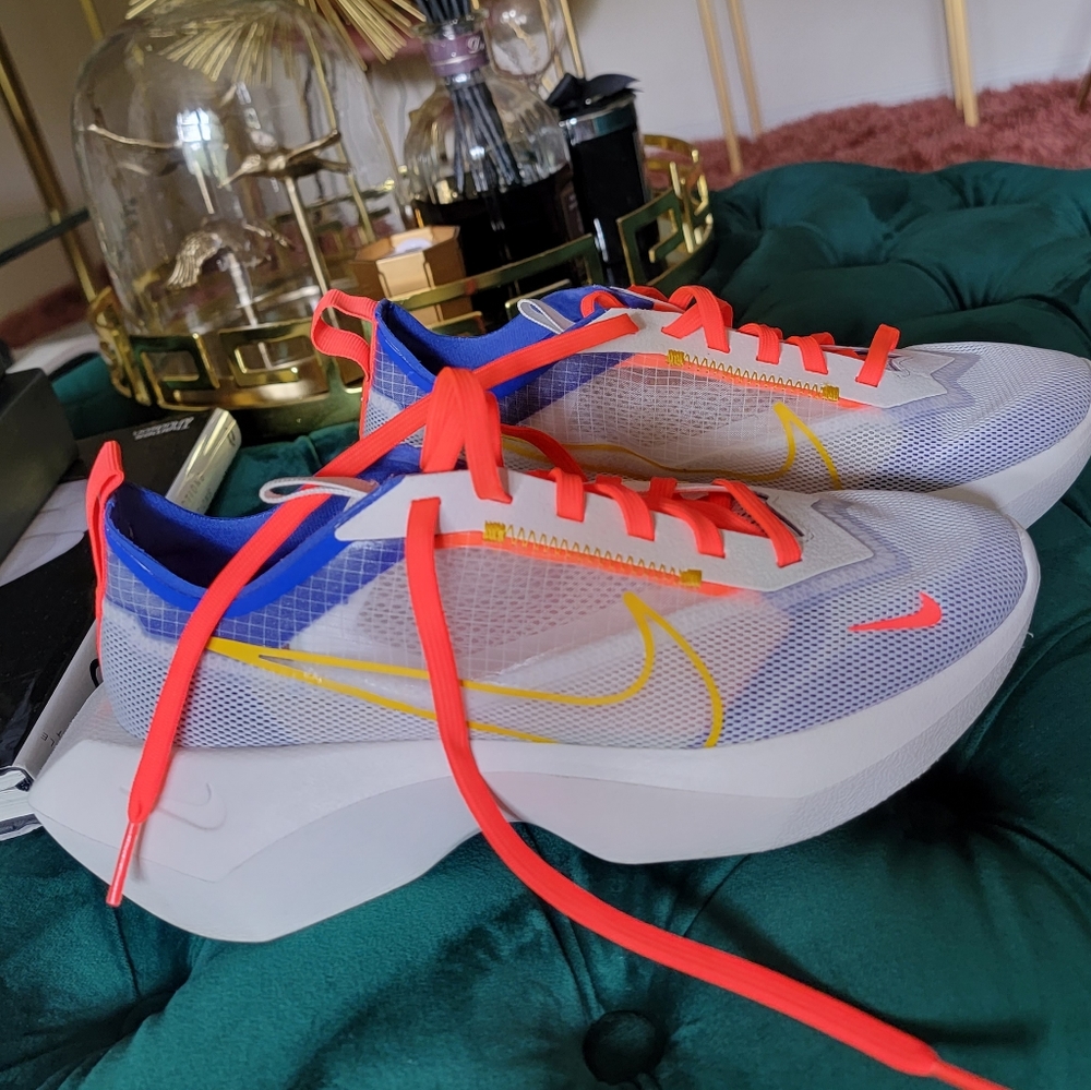 Women Nike Vista Lite Shoes. Size US 7